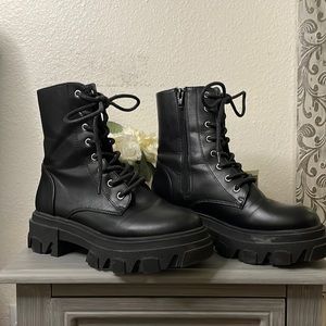 Women’s Chunky Combat Boot, Size 5 1/2, Black